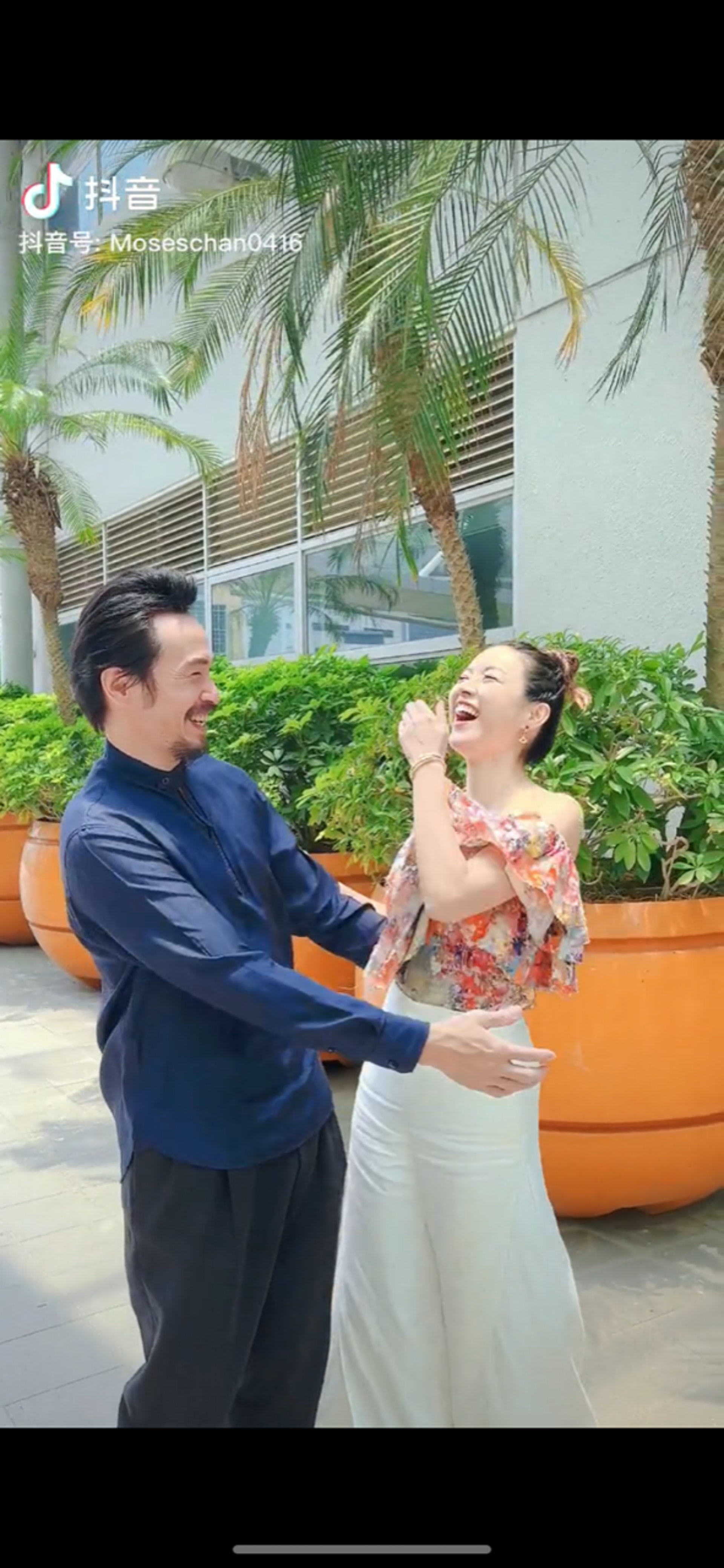 陳豪 (Moses)與同老婆陳茵媺 (Aimee)笑得超開心