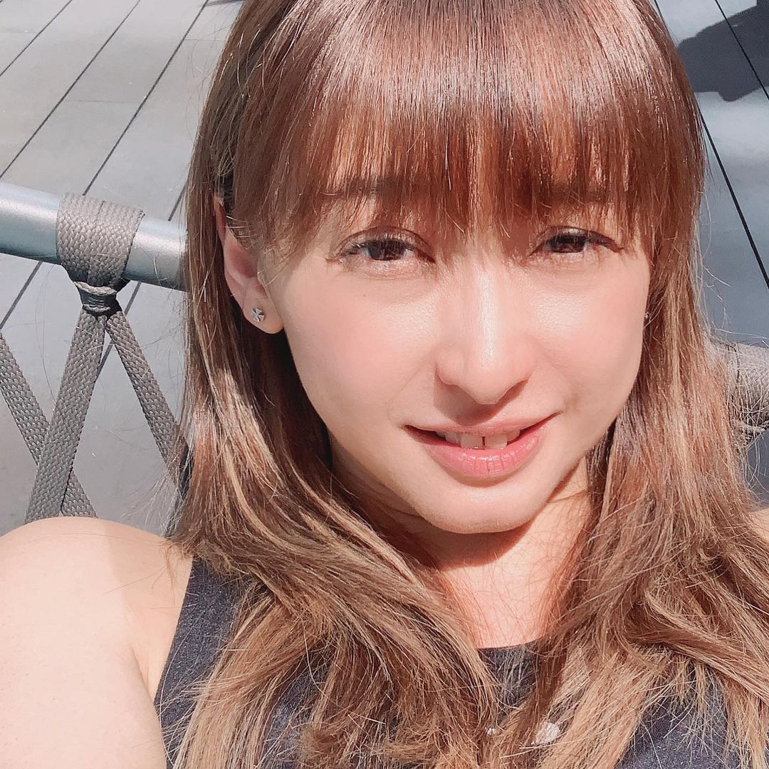 身邊的女友是曾經短暫入行、現時轉行做瑜珈教練的林子萱(KiKi)