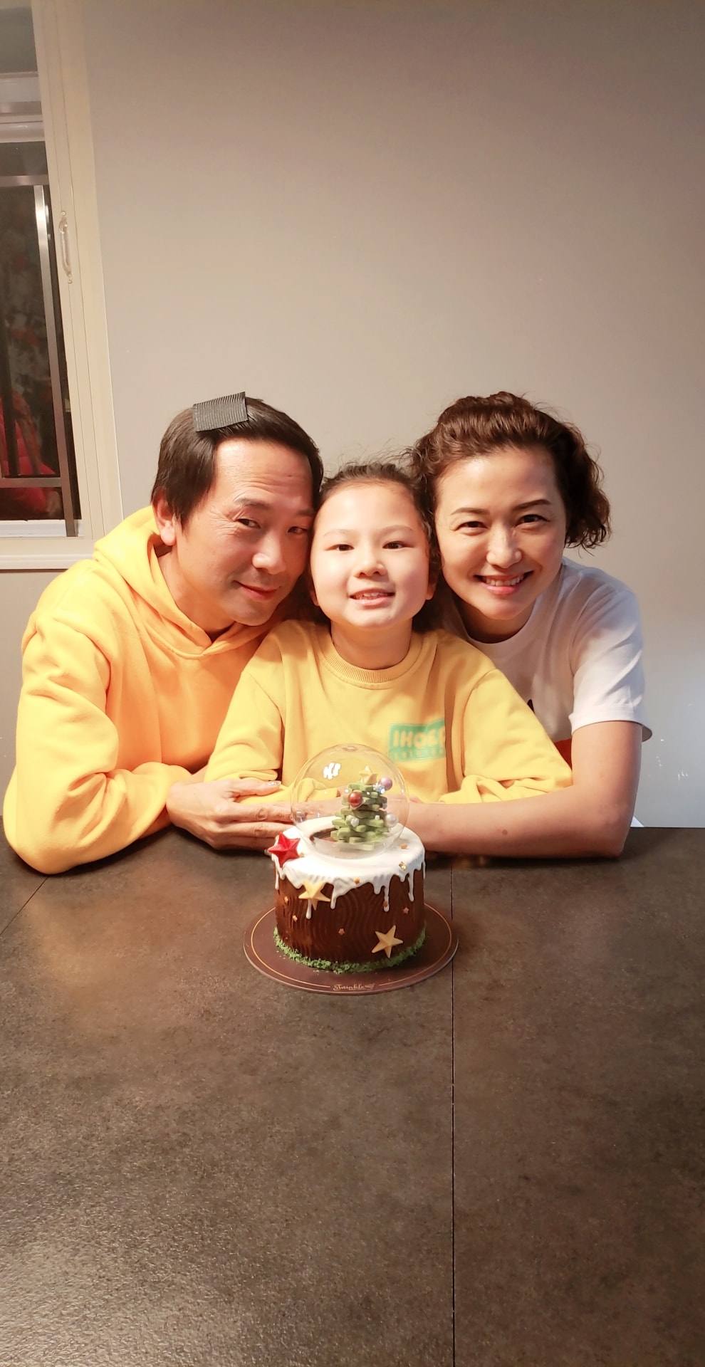 陪同妻女抵達泰國就會返港工作