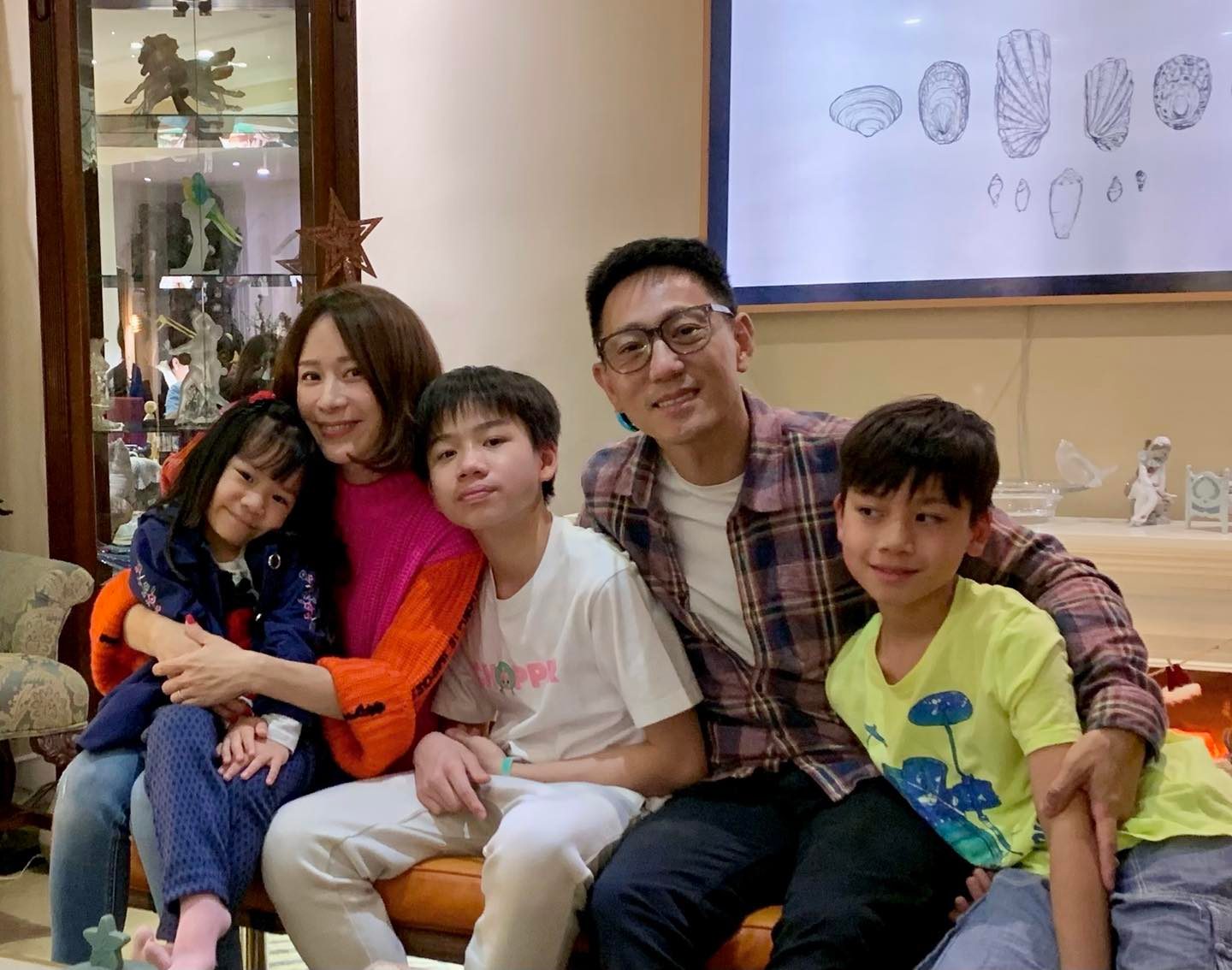 鄺文珣現在一家五口非常幸福。