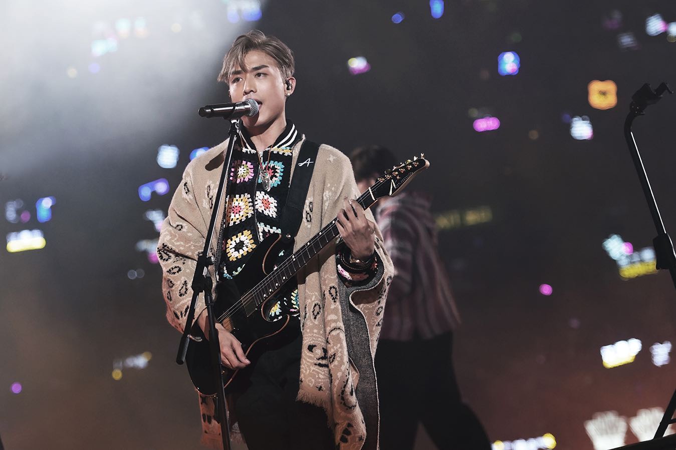 AK在舞台升到半空時跳舞，舞台突然出現一下搖晃，AK即時失去平衝。