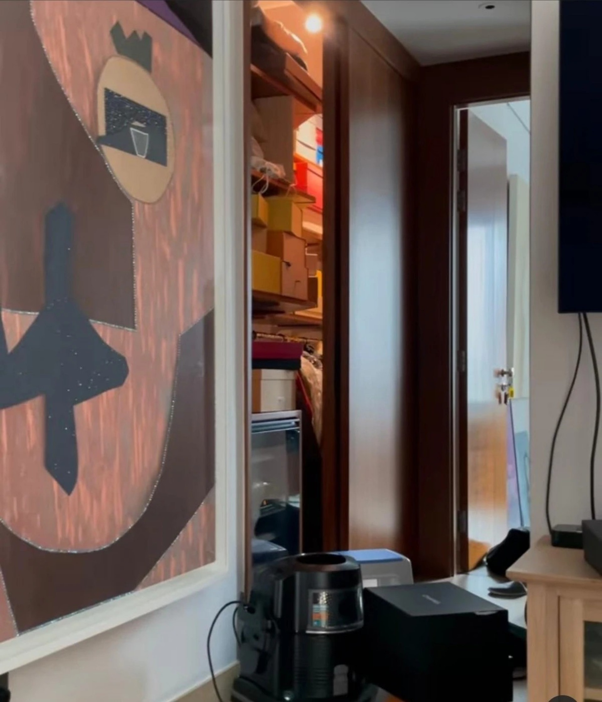 客廳櫃子上堆疊一堆雜物。