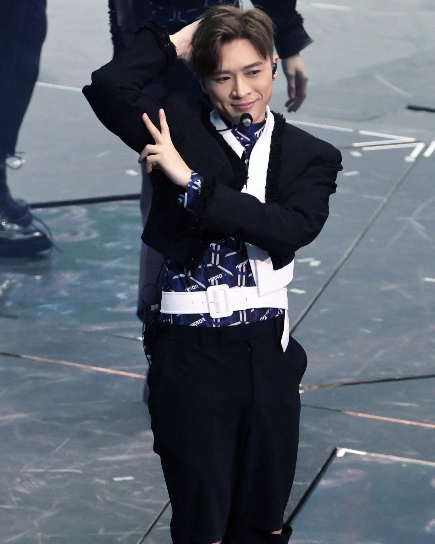 Frankie在台上講話時因走得太出叉錯腳而從高台上摔下來。