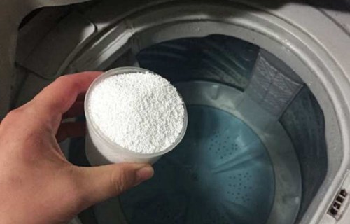 把洗衣槽放滿熱水，利用洗衣機的清洗功能或普通的洗衣循環，才加入梳打粉。
