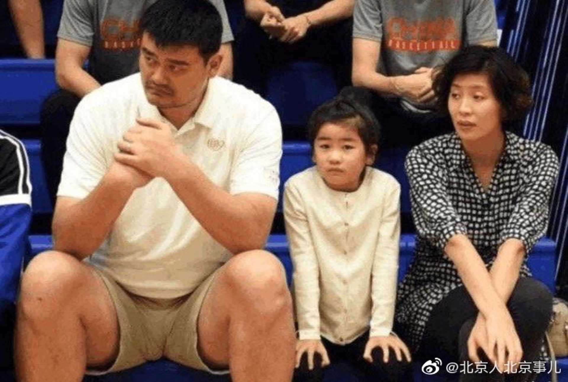 姚沁蕾8歲的時候突然長高至1.6米,如今12歲就已經高人一等。