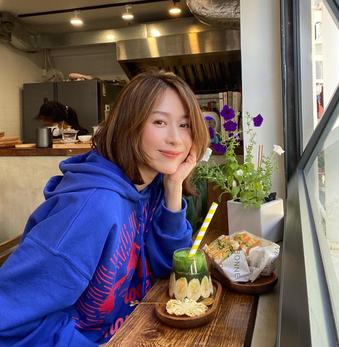 鄺文珣駐顏有術,完全看不出47歲。