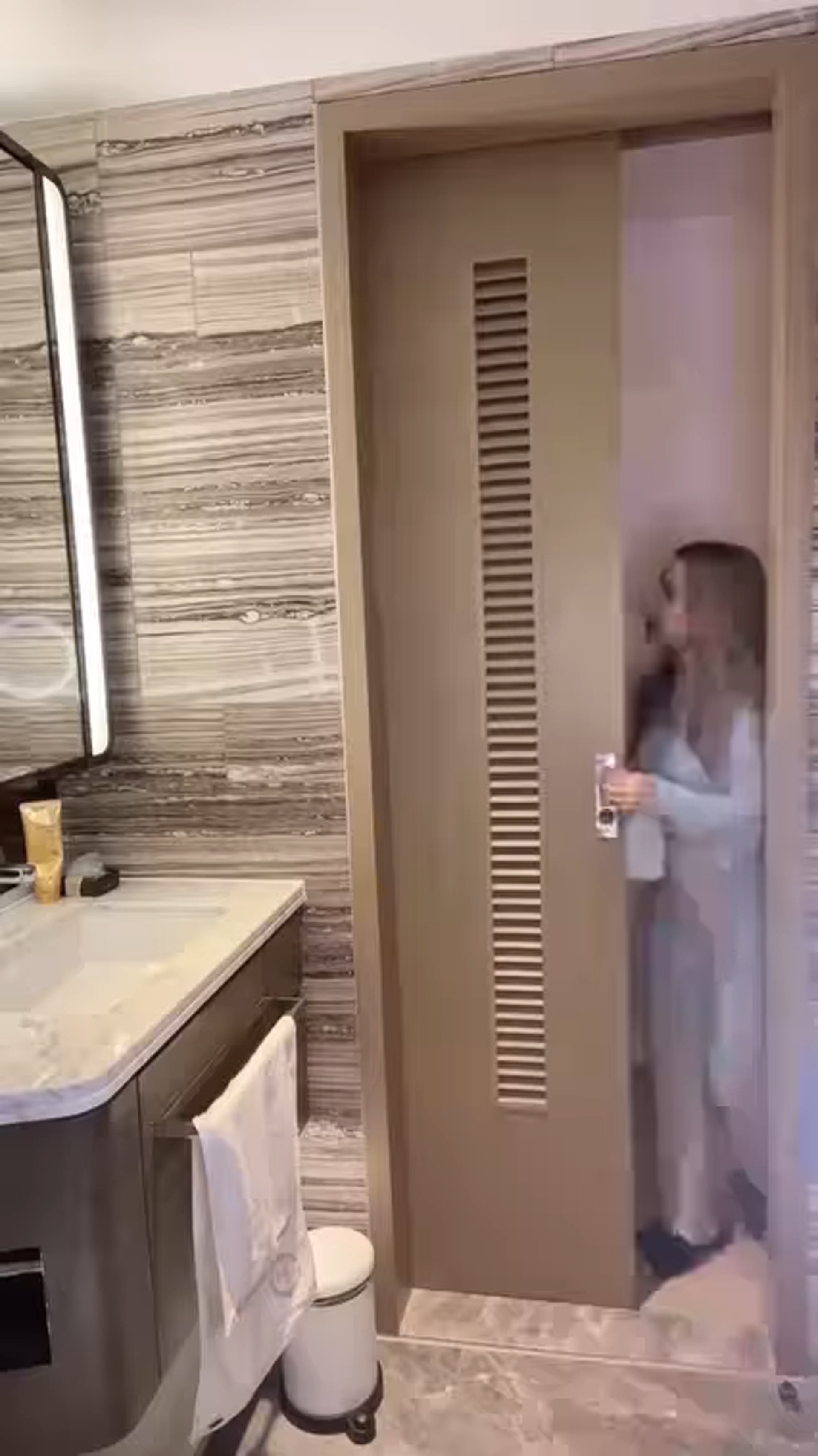 廁所的樓底亦相當高。