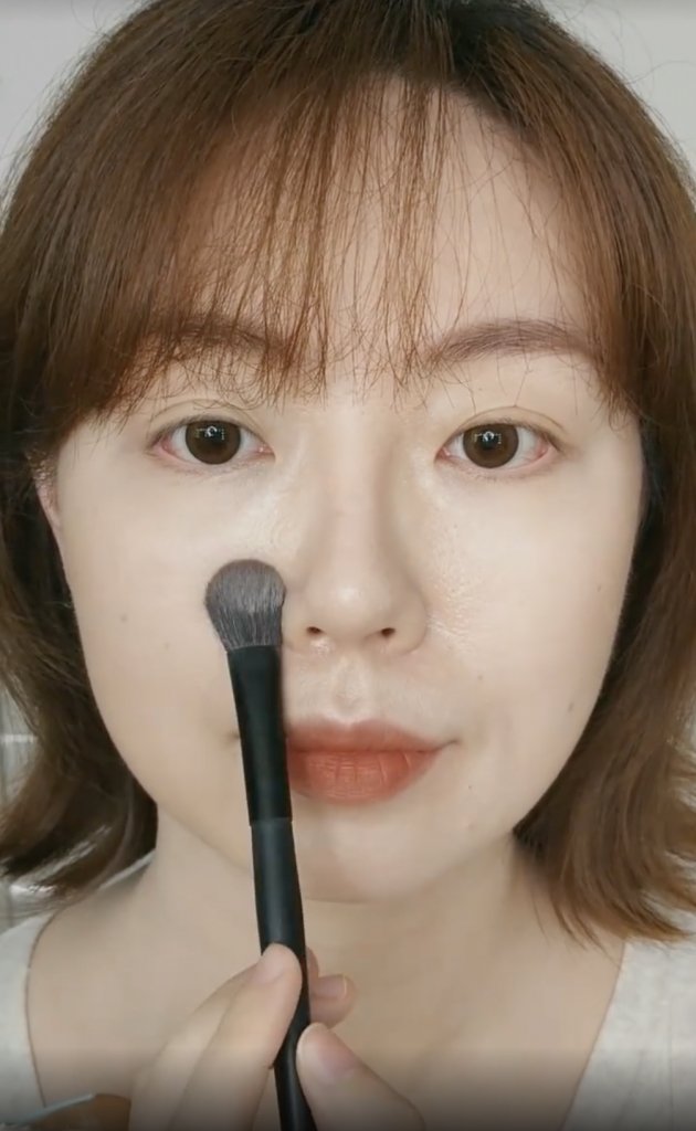 用一把小型化妝掃,沾上乾粉並壓在法令紋位置,法令紋馬上被淡化了。