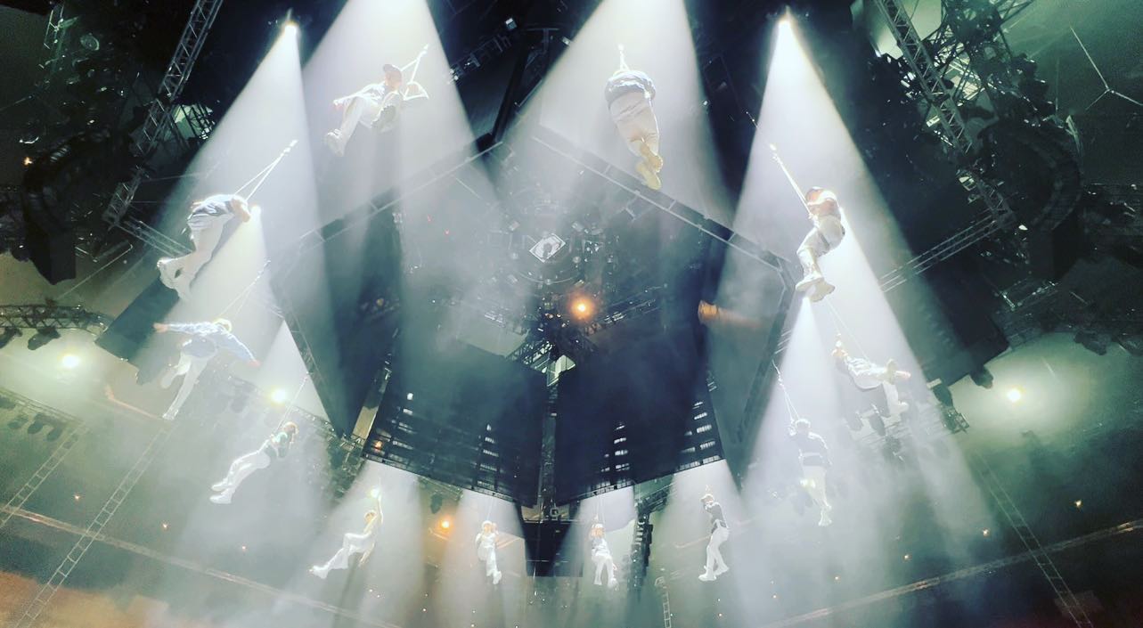 MIRROR開騷第一日便以天降來作為開場。