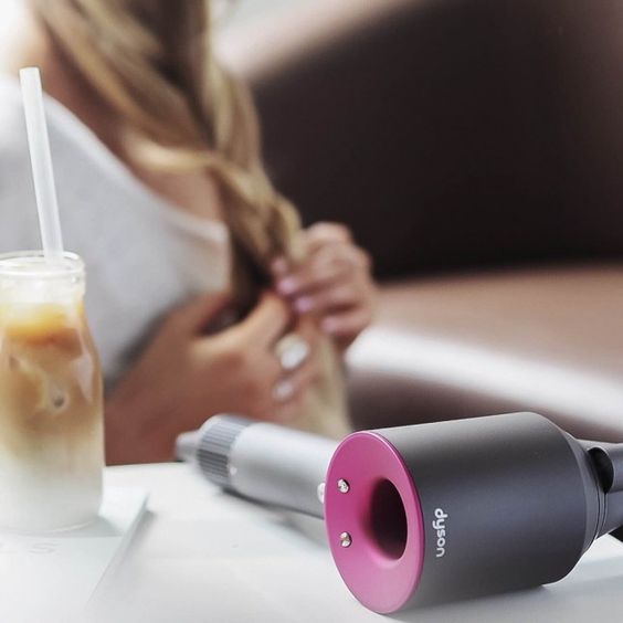 Dyson Supersonic™內建4段式精密溫度設定，當中的60°C低溫乾髮及28°C恆冷模式就最適合夏天使用。