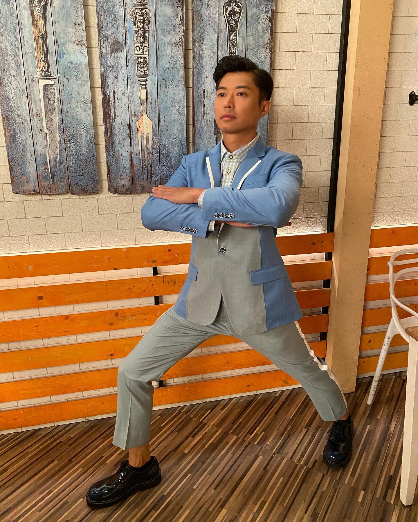 平日在劇中李偉健飾演Terry多數都是以西裝示人,不料西裝背後大藏「好身材」。