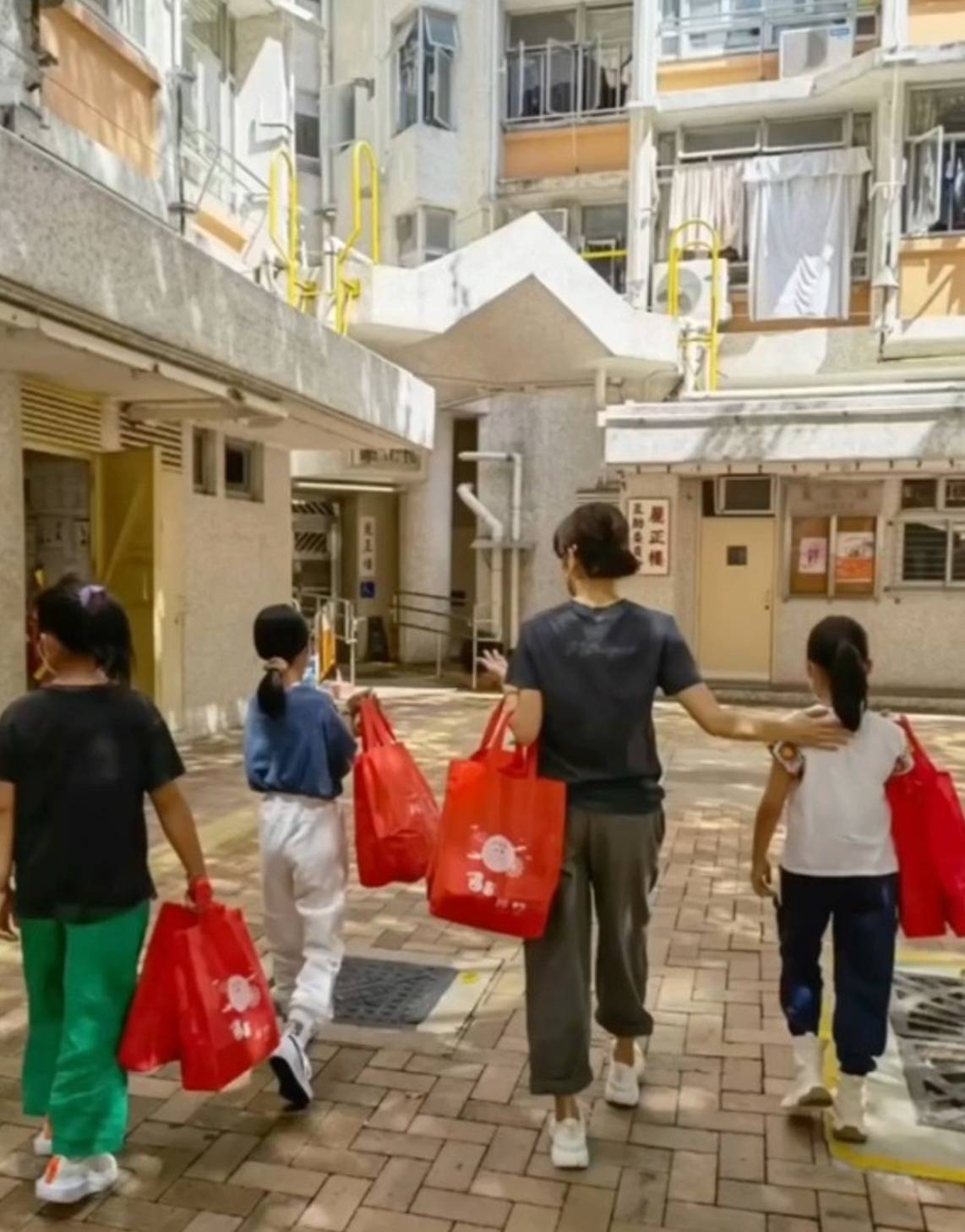 黎姿帶同女兒們手持福袋到公共屋邨,上樓探望和慰問長者,大送禮物,分享節日喜悅。