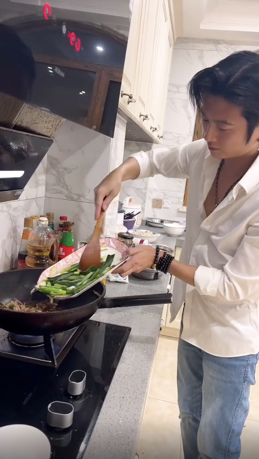 黃寧抖音內多煮食片