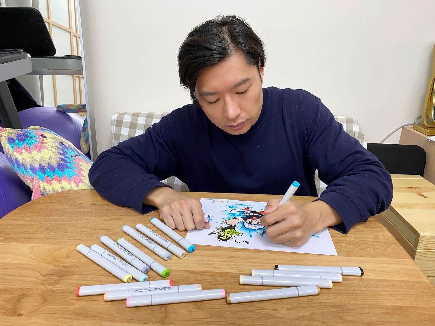 李偉健在未入行前曾是受80、90後歡迎的漫畫雜誌《CO-CO!》的人氣漫畫家,20歲開始以「小甜健」為筆名。