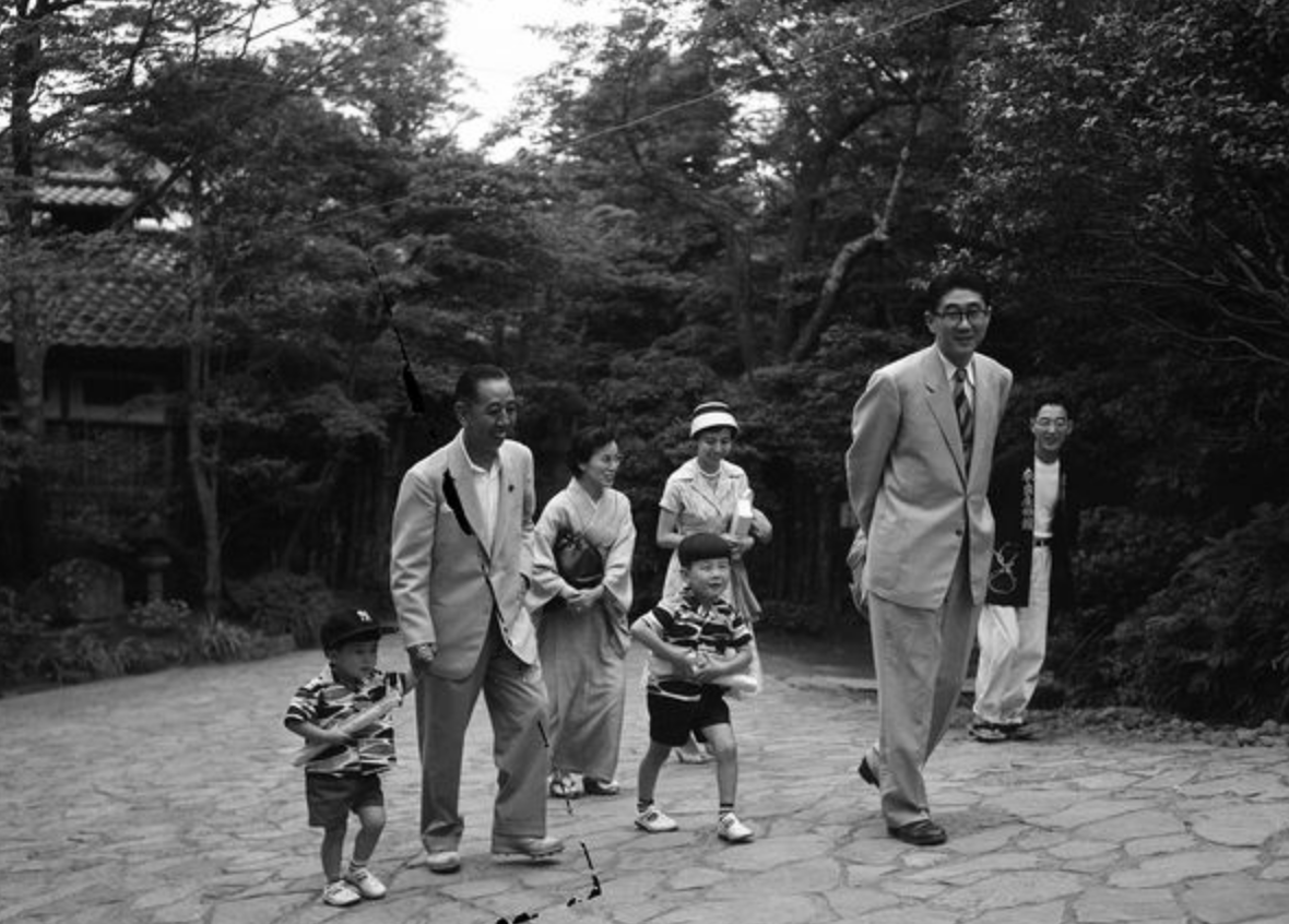 戴著帽子的安倍晉三牽著外公岸信介,和父親安倍晉太郎、哥哥安倍寬信、母親安倍洋子走在一起。