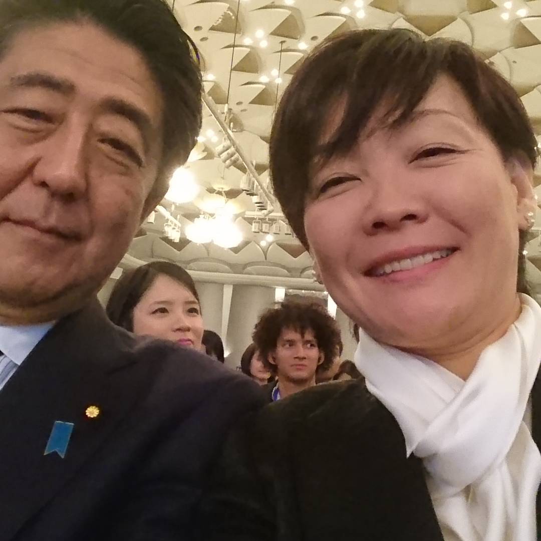 不苟言笑的日本前首相安倍晉三對著太太總會甜笑
