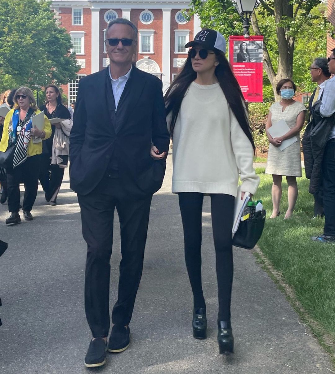 Vera Wang(王薇薇)與前夫Arthur一同出席女兒的畢業典禮