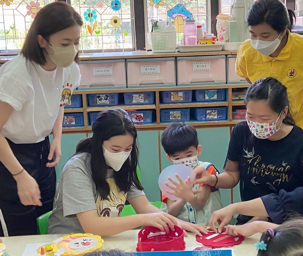 甘比經常帶著劉秀樺參與不同的公益活動。