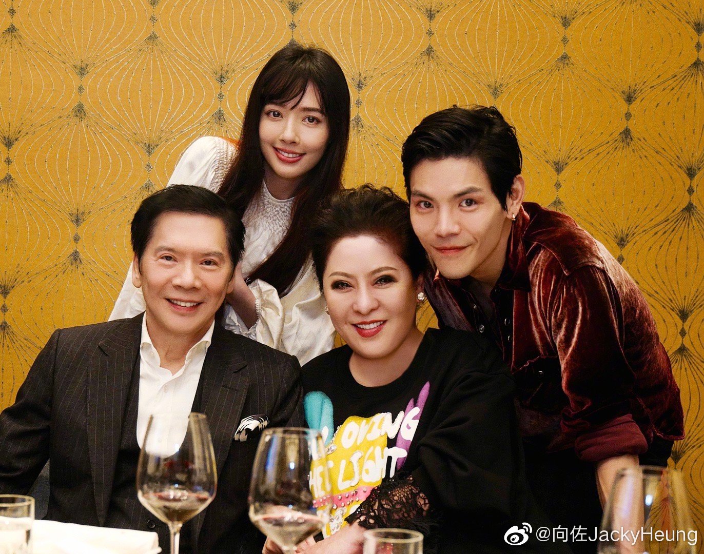 向佐、郭碧婷與家人合照