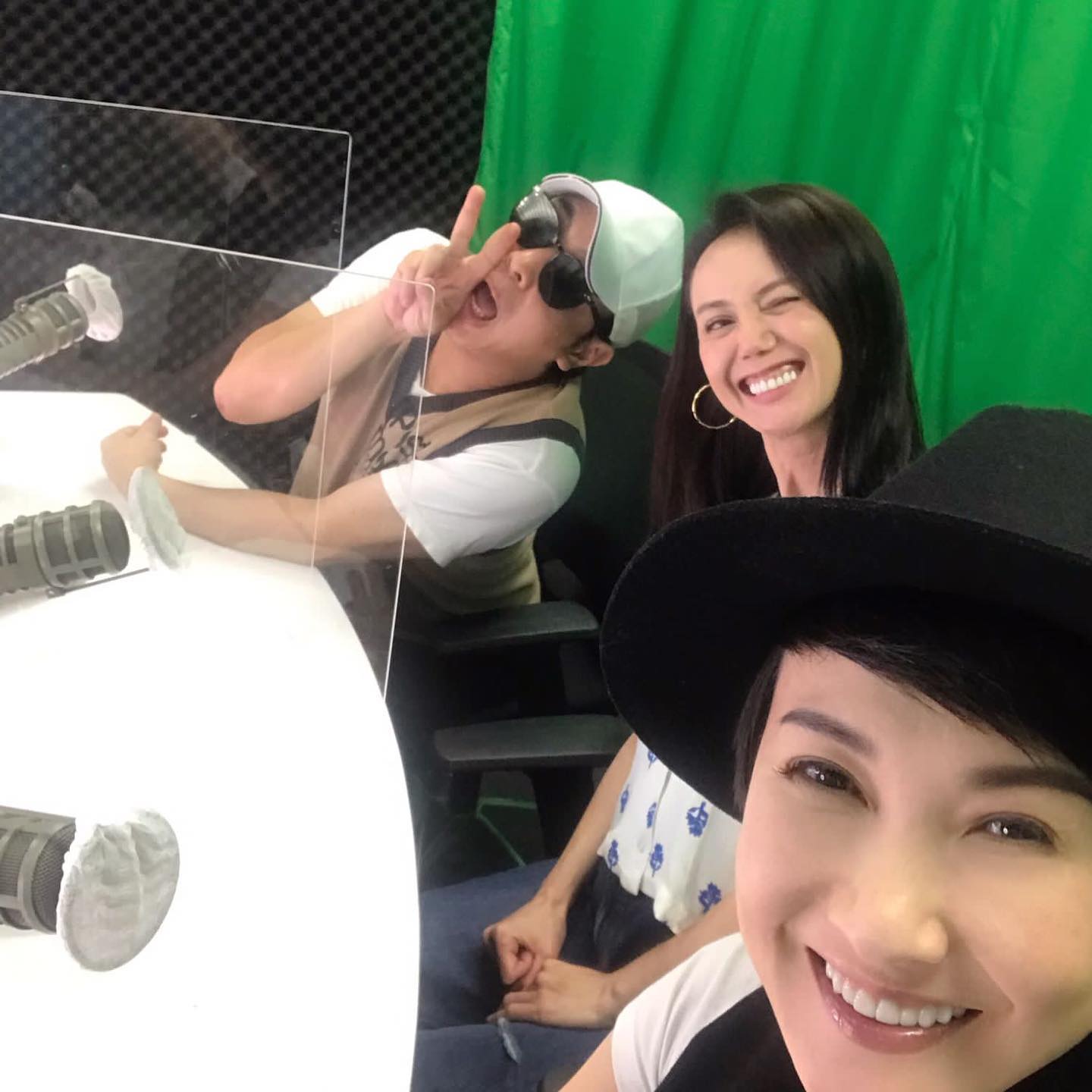 梁思浩、韓君婷與李思蓓開台做節目