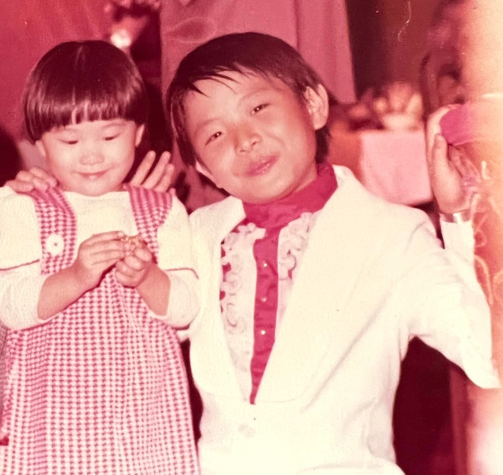 梁思浩在14歲時父母離異，母親改嫁只帶細佬梁思聰移民外國生活，將梁思浩交給沒有血緣關係的婆婆照顧。