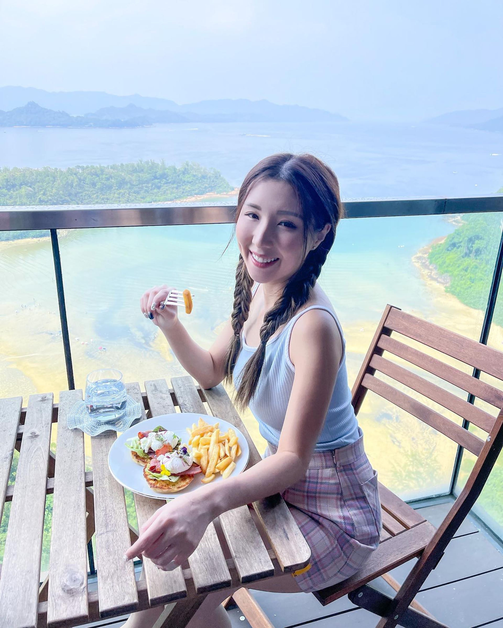 譚嘉儀每日望住無敵海景歎早餐。