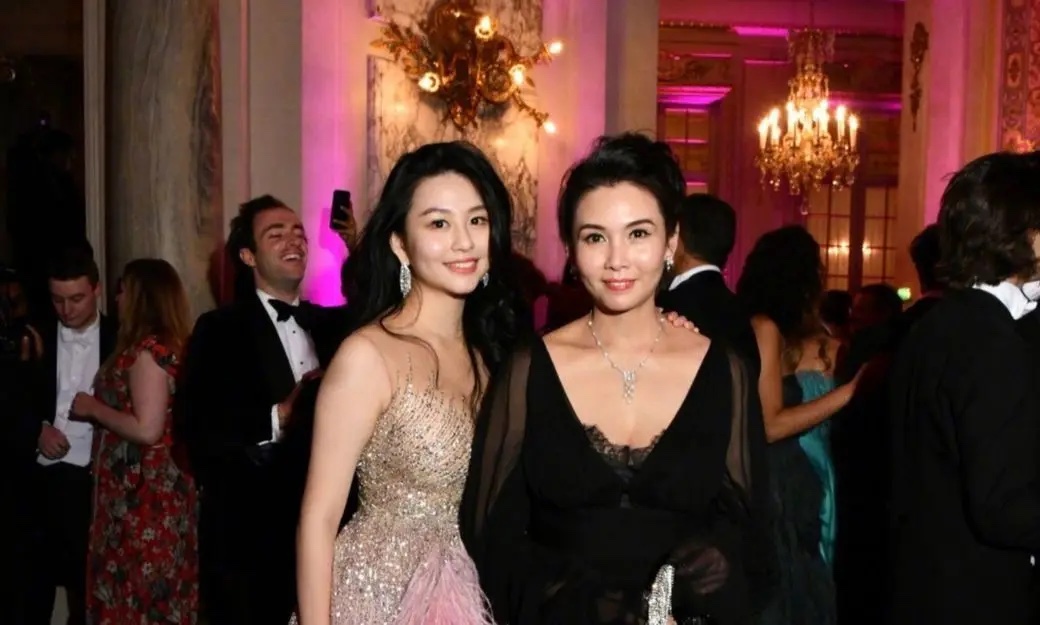 三個女兒當中,風頭最勁的就屬大女兒沈月