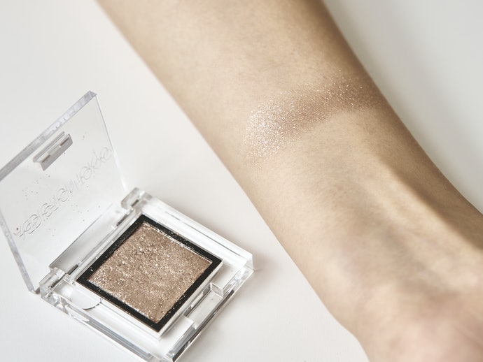 有些女生以為「眼影非閃不可」,其實閃爍的眼影潮流已過,現在的眼妝強調加強眼部輪廓。