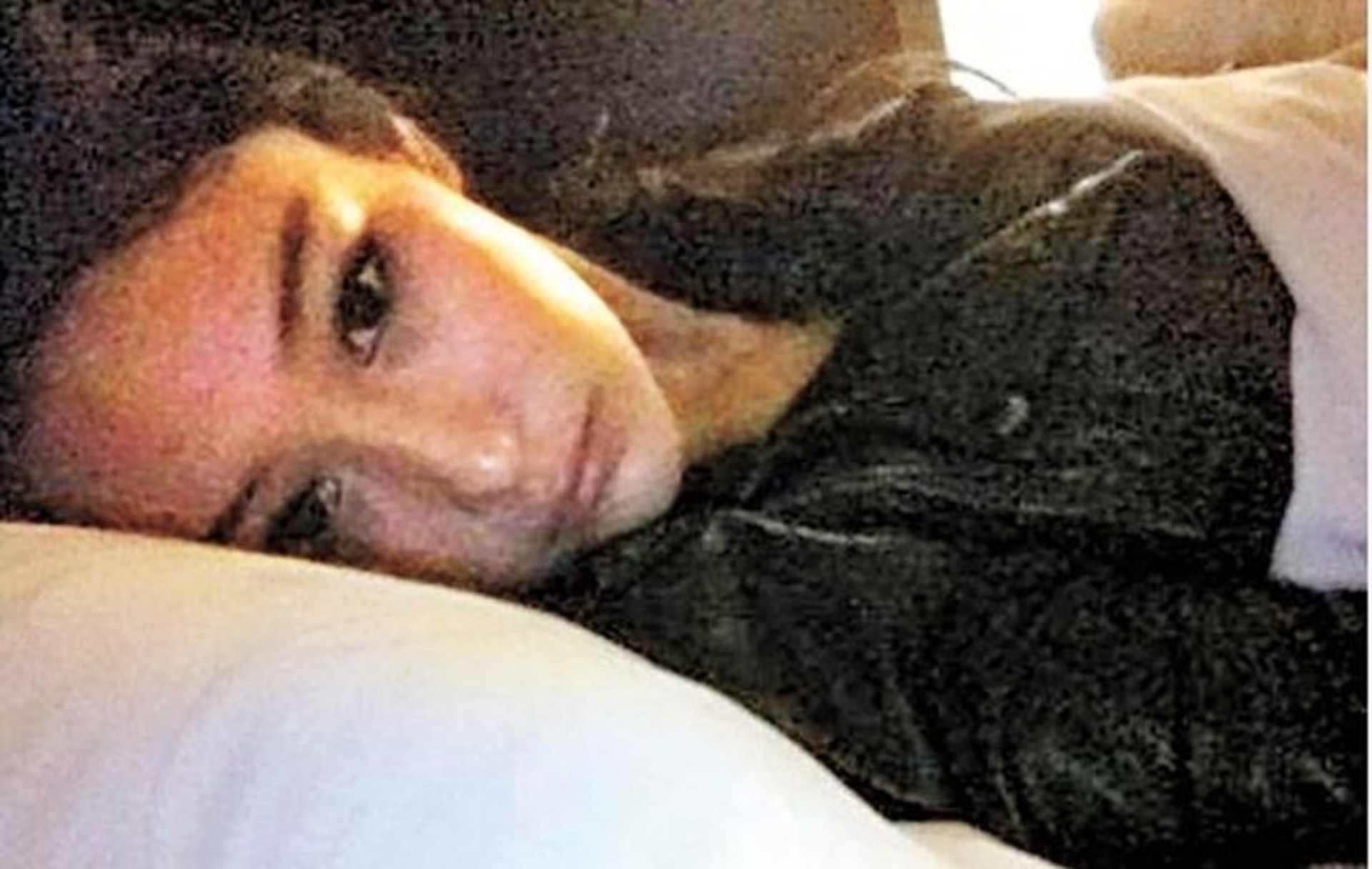 2011年,吳卓羲的微博離奇出現張馨予的私密床照。