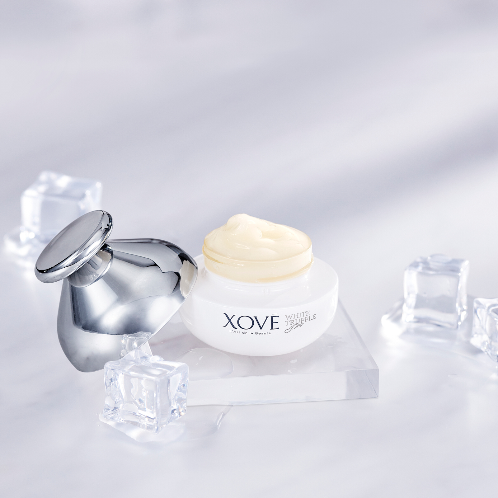 #冰感水凝緊緻眼霜 質感冰冰涼涼,夏日用最適合不過。