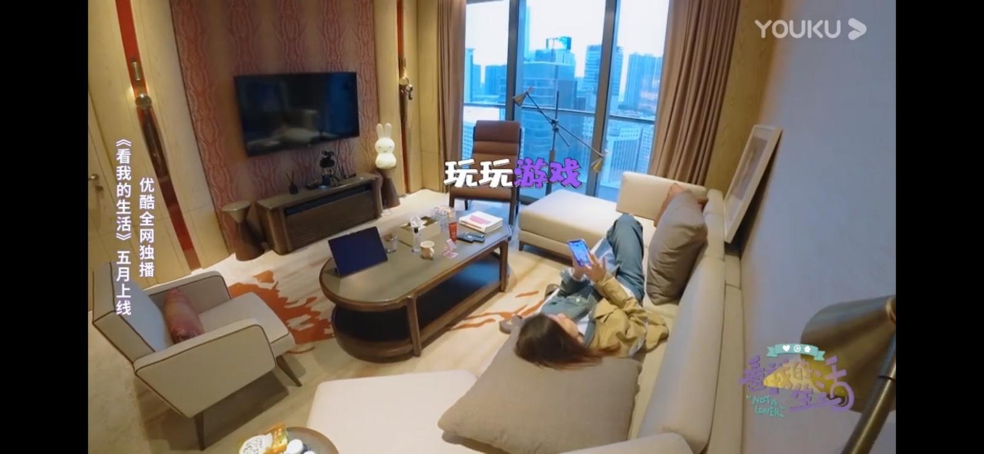 客廳還設有露台,可飽覽尖沙咀繁華夜景。