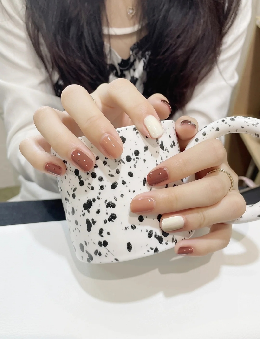 大地色系美甲搭配大衣和毛衣都十分適合。