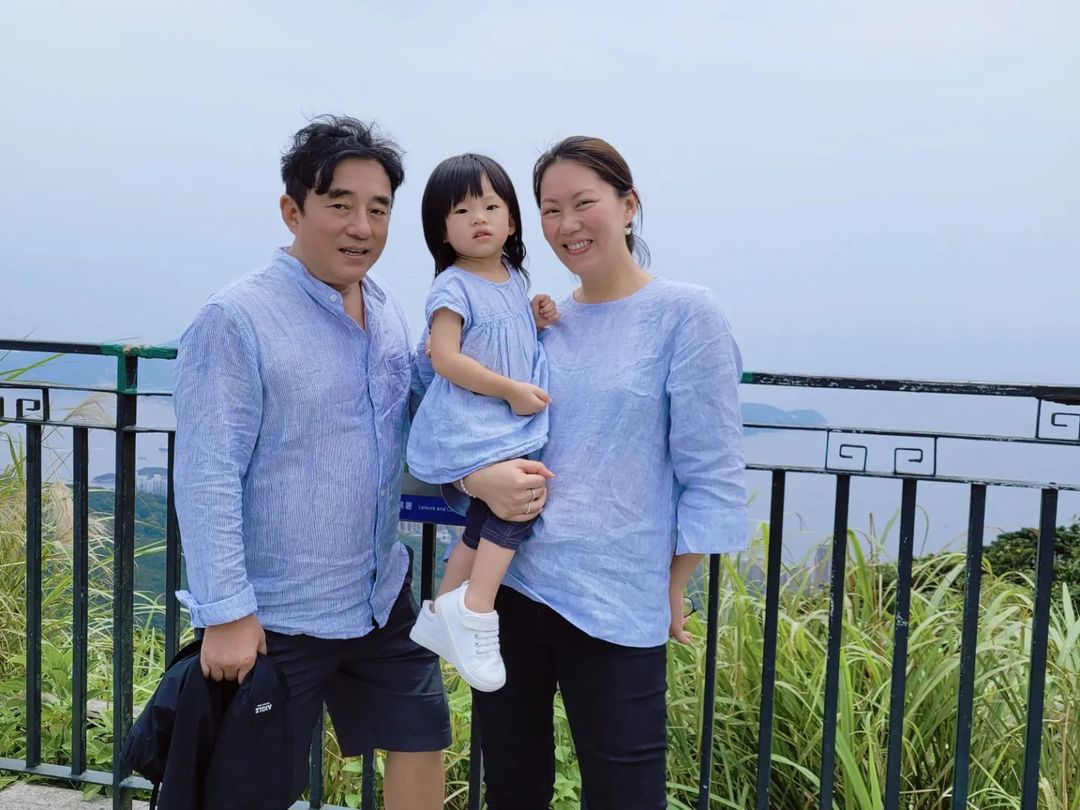 日前太太Rainbow罕有在社交平台公開全家福