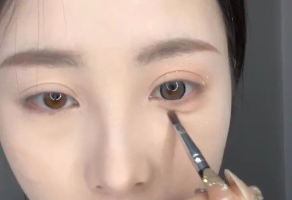 使用臥蠶筆順著眼型輕輕畫出一條線。