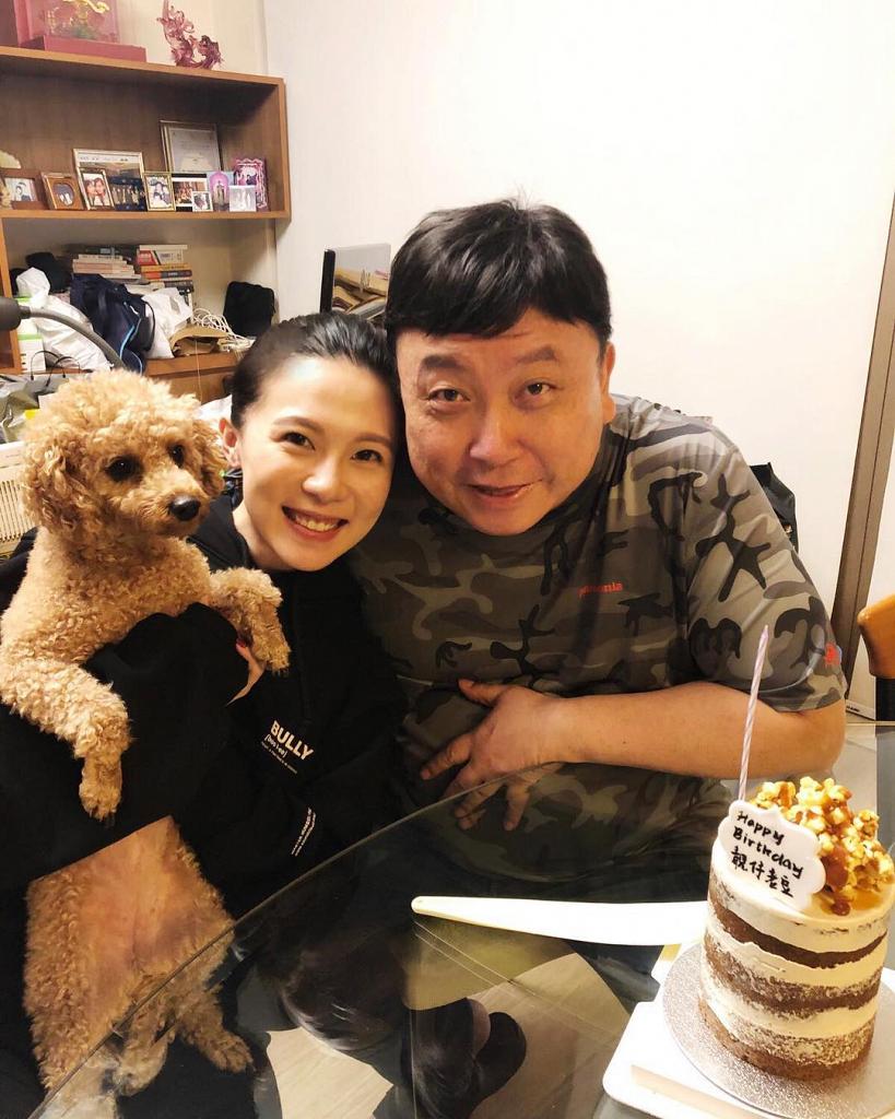 參演爸爸王晶執導的電影《七擒七縱七色狼》後加入娛樂圈