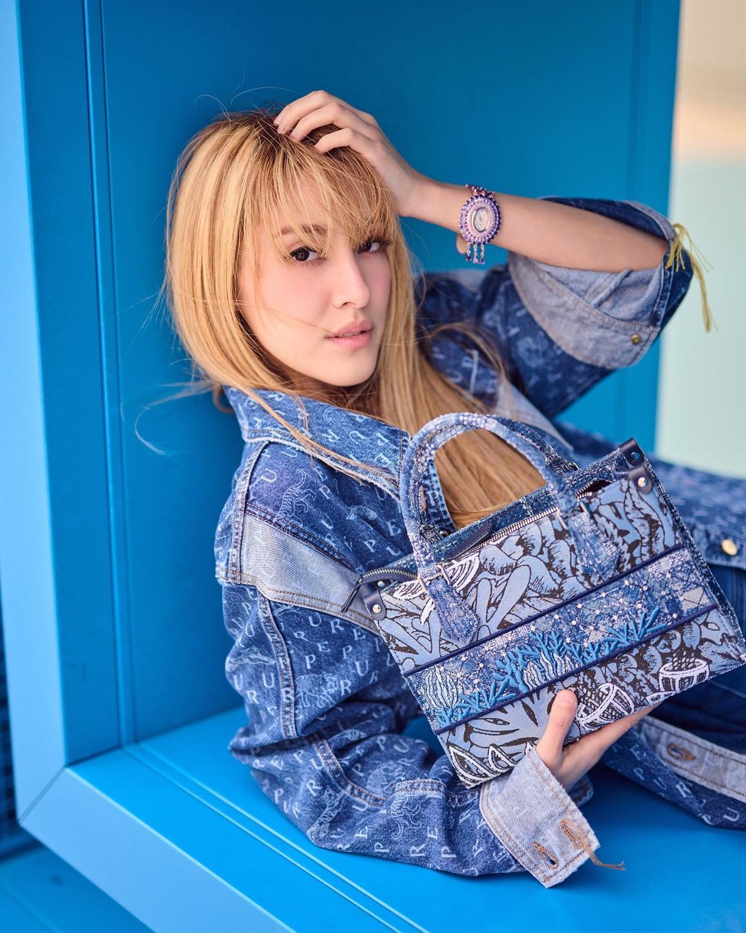 藍色的提花給人眼前一亮的視覺感