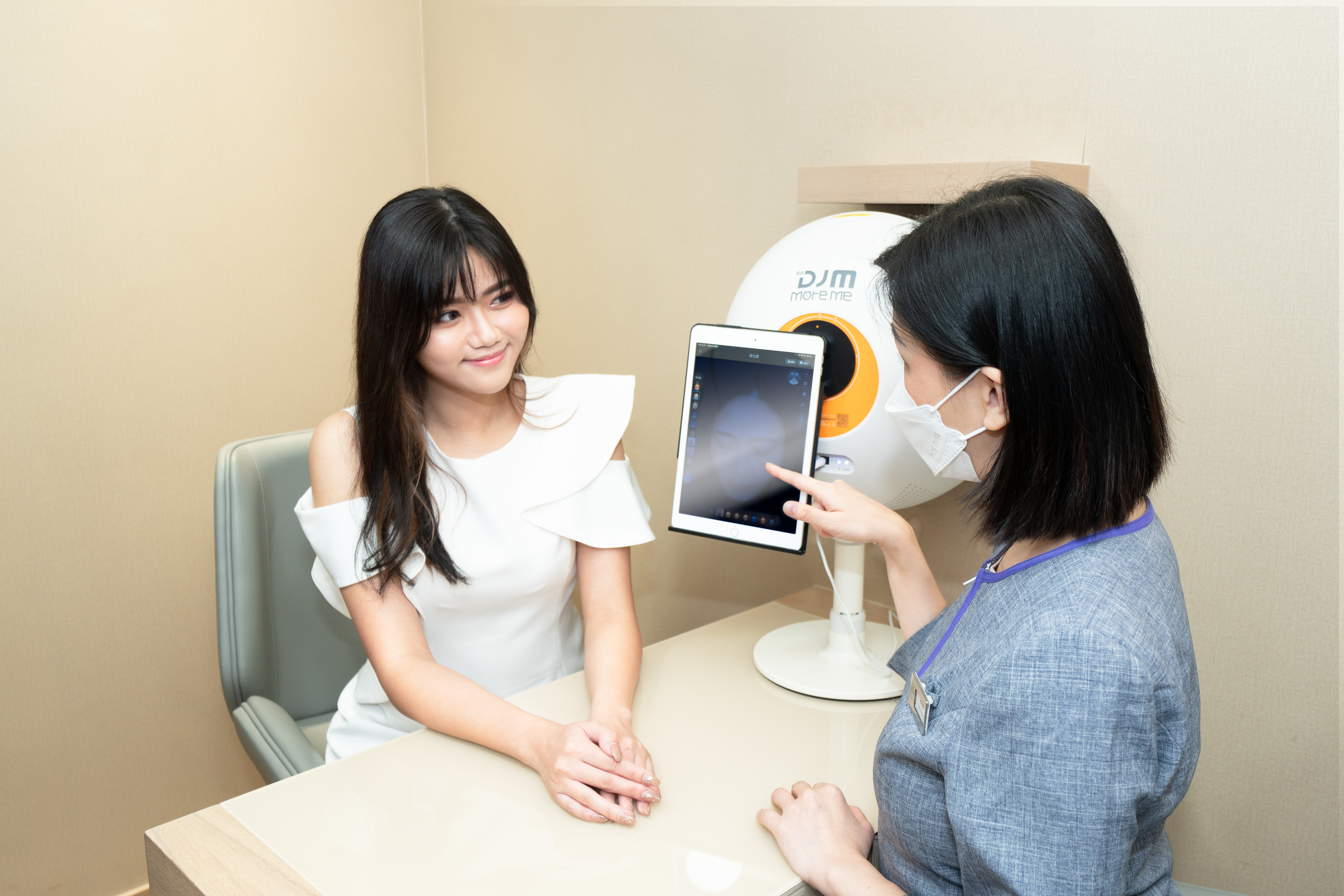 3妹郭嘉盈細心聆聽美容師的講解，徹底了解自身肌膚問題。