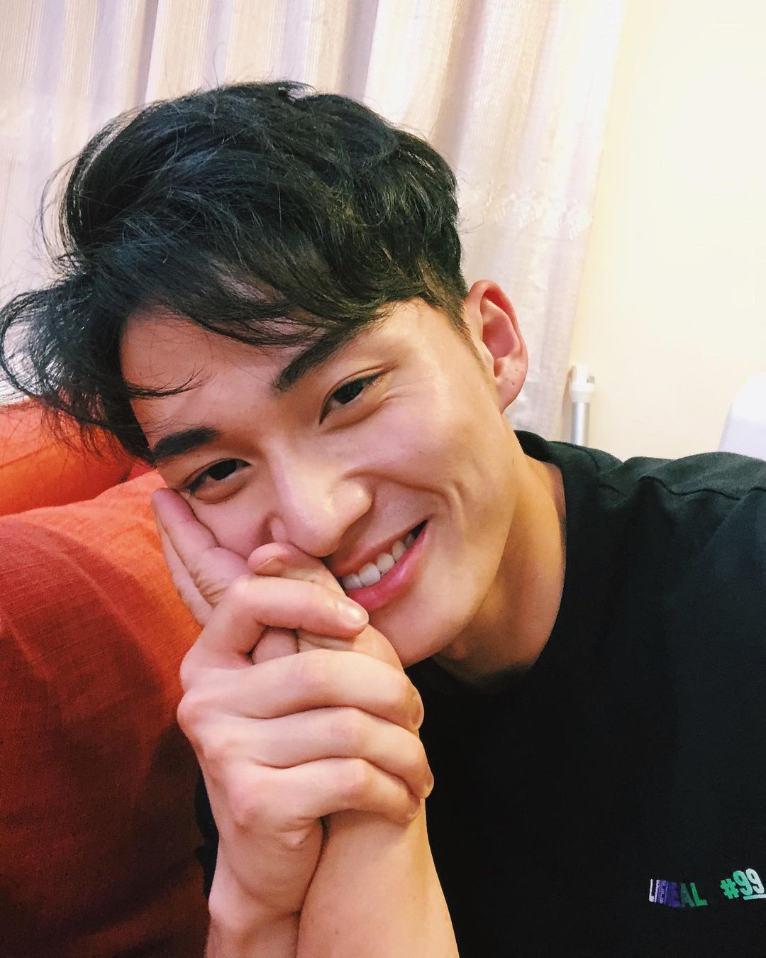 嘉洛十分重視家人。