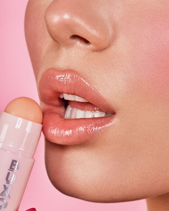 近年來市面上推出不少純素、有機、且成份天然的潤唇膏