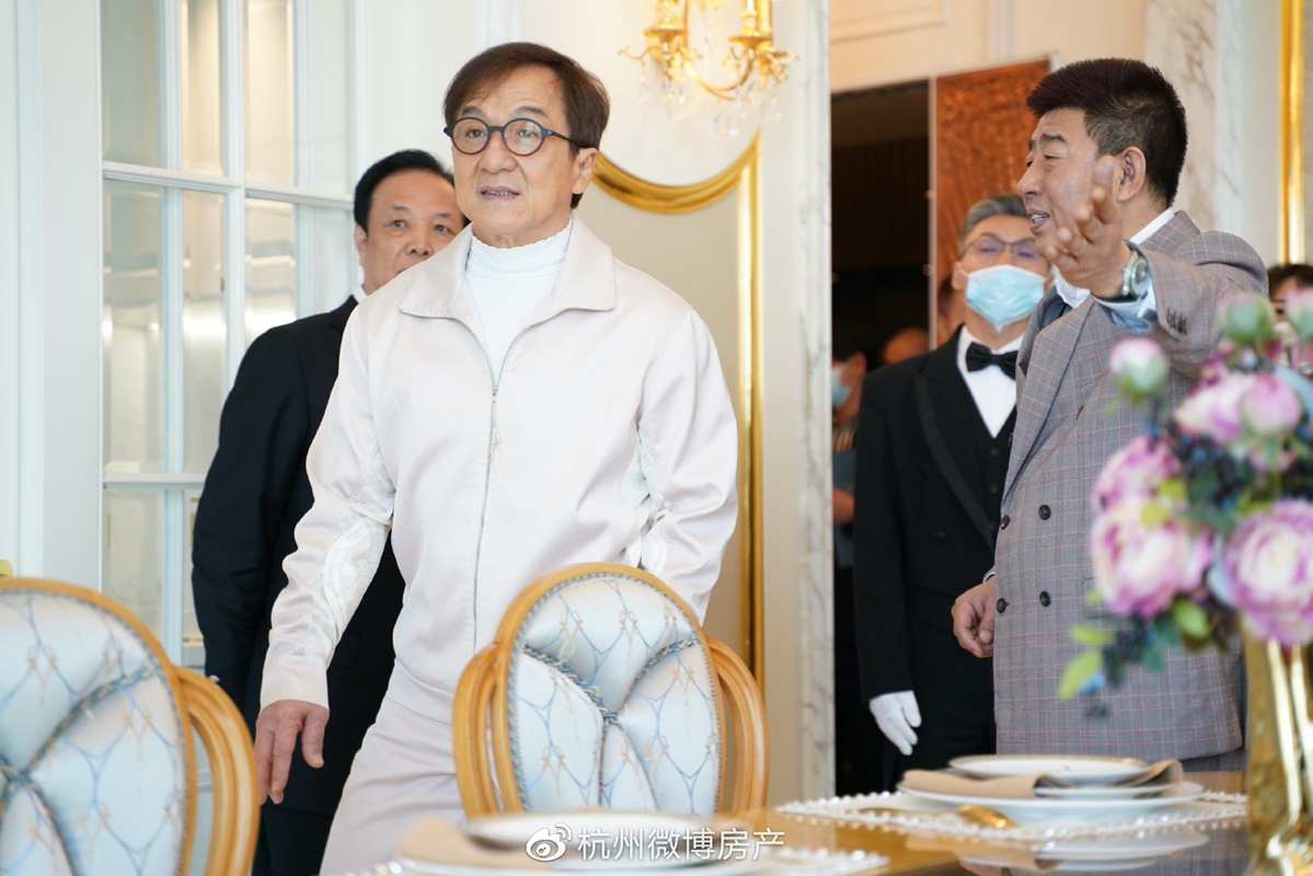 地產經紀好熱情招呼成龍。