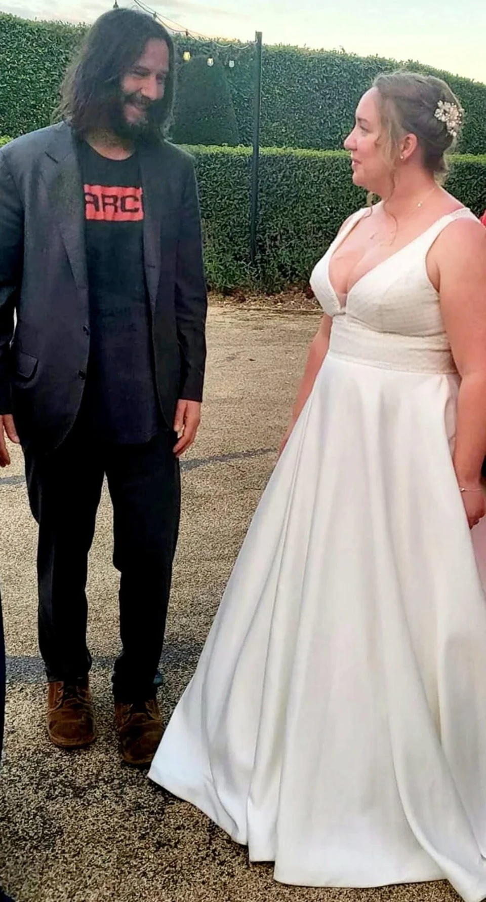 奇洛李維斯果斷答應出席婚禮並準時赴約