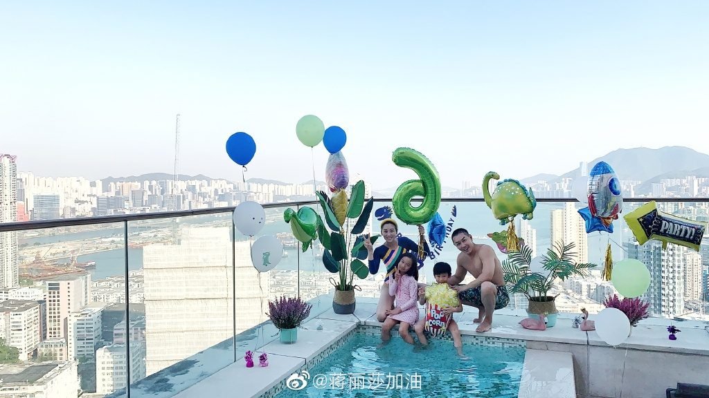 陳浩民一家六口齊齊上天台游水。