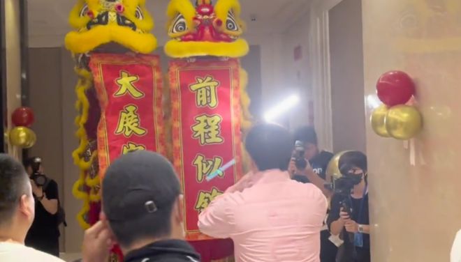 樓盤為了迎接成龍入住,特意安排舞獅表演。