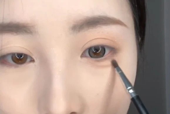 在卧蠶位置輕輕掃上啞光高光或提亮色的眼影，可以加強臥蠶的立體度。