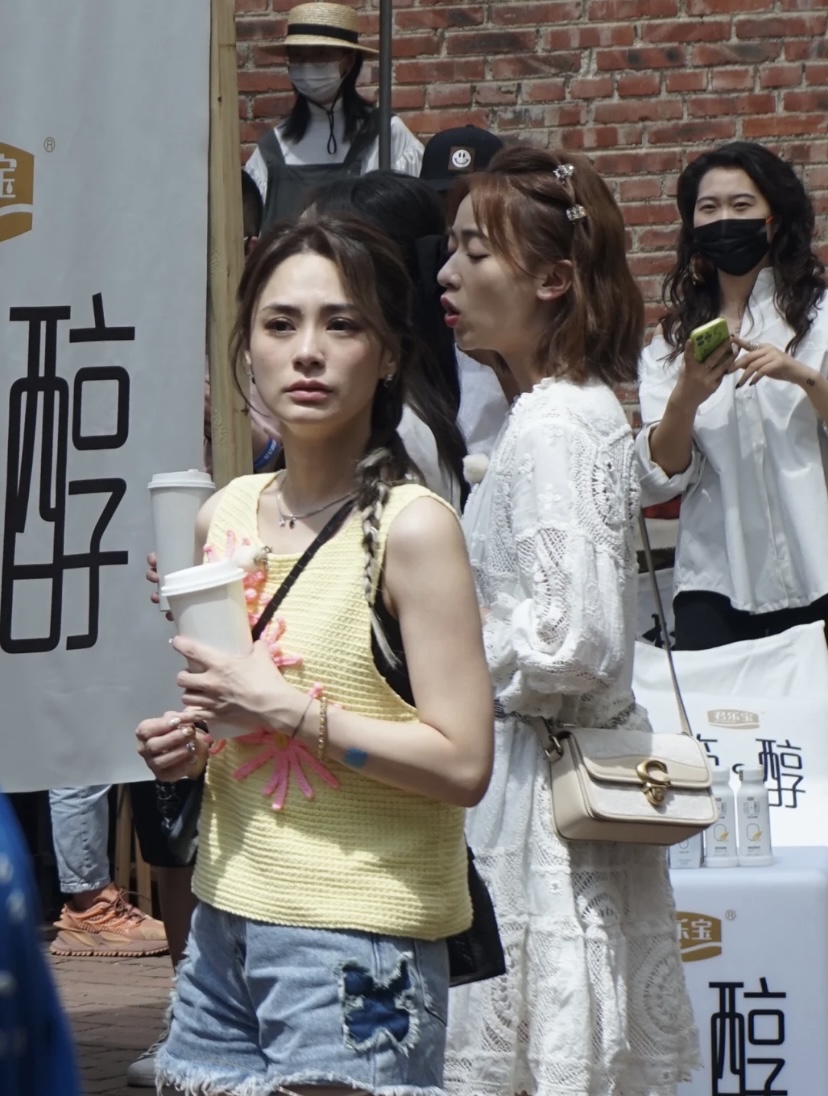 相中所見阿嬌紮住一條龍蝦辮,身穿黃色針織無袖背心