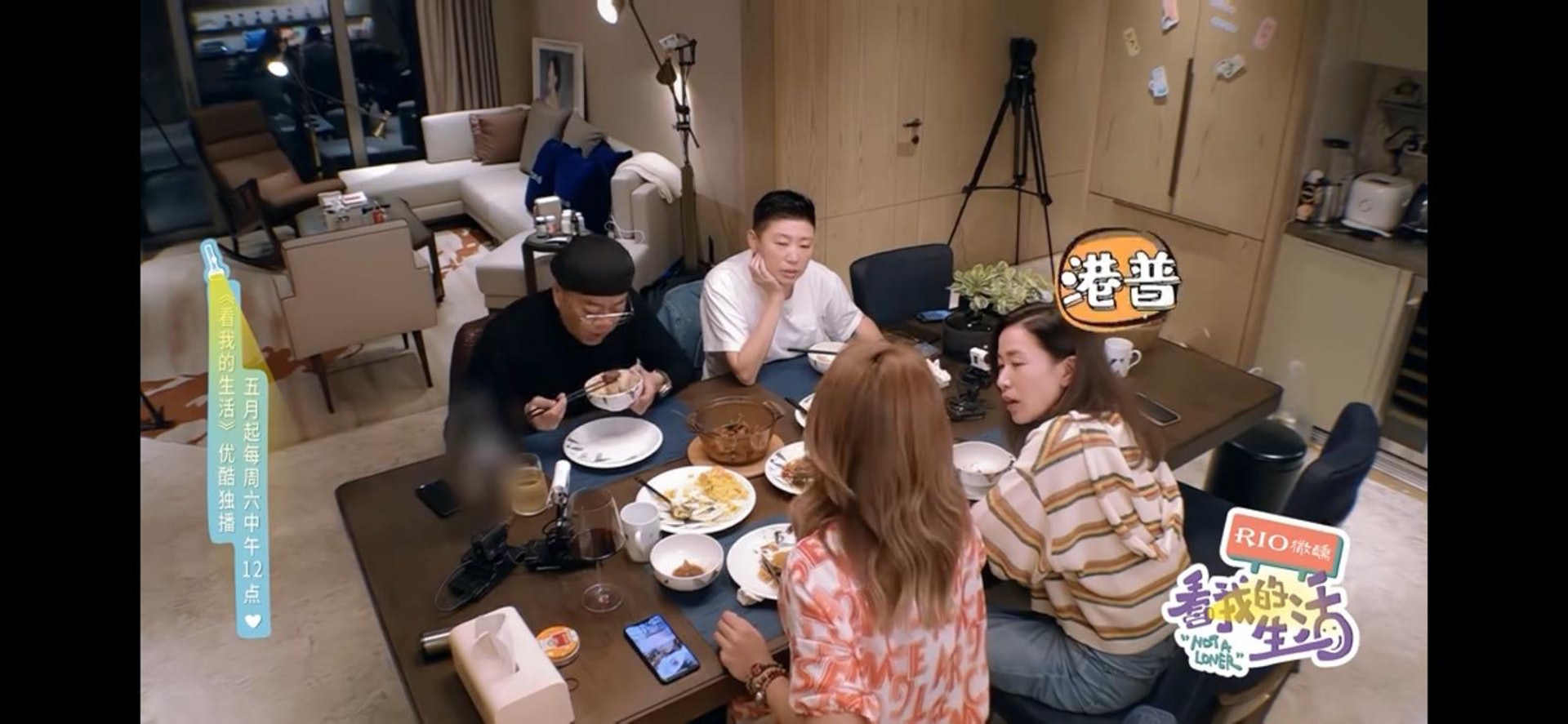 廚房亦很寬闊,開放式的廚房與飯廳相連,而飯桌可容納8人。