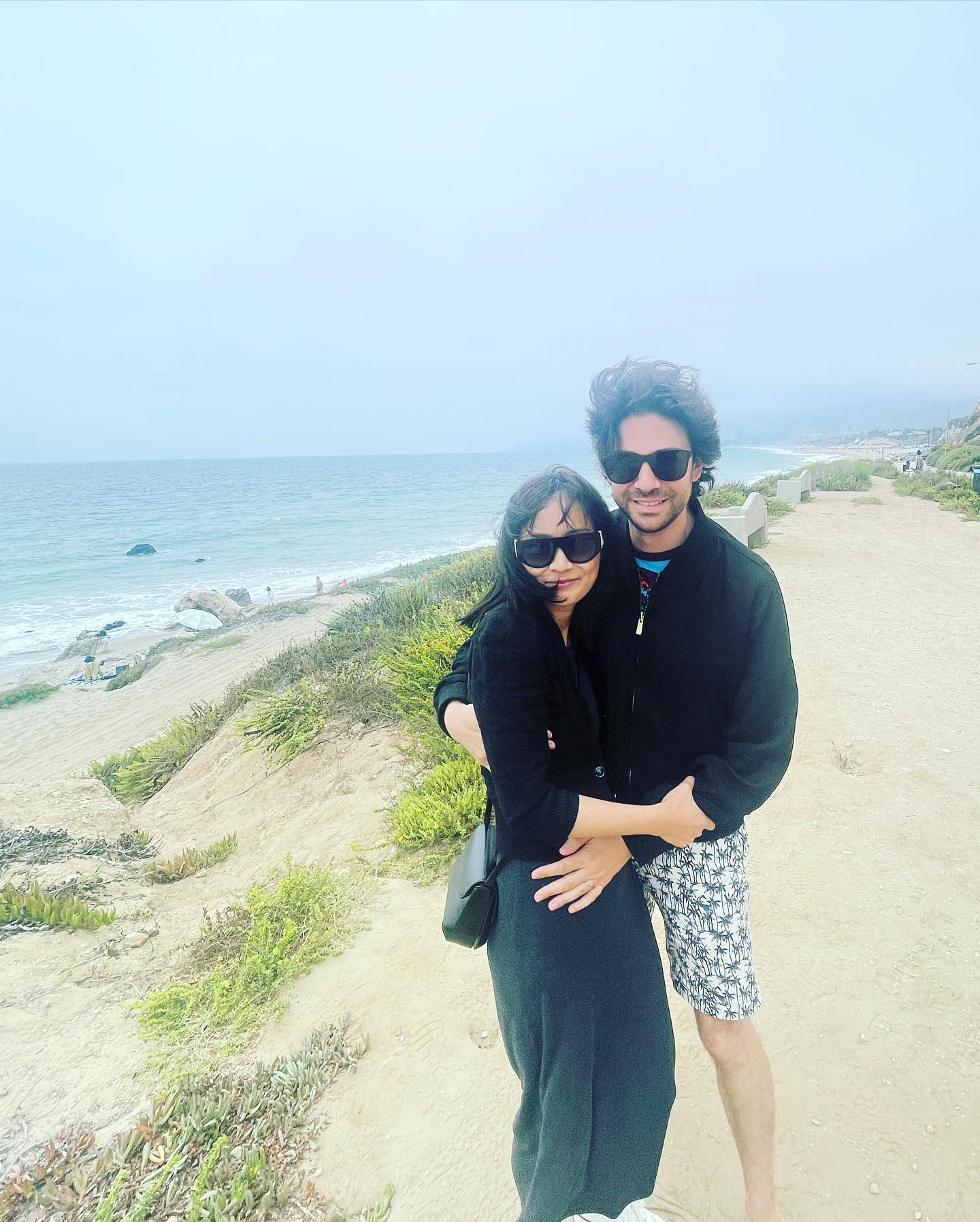 陳法拉被大風吹亂頭髮,但是她就懶理形象,更攬到老公實一實如糖黐豆一樣,完全能感受到二人非常恩愛。