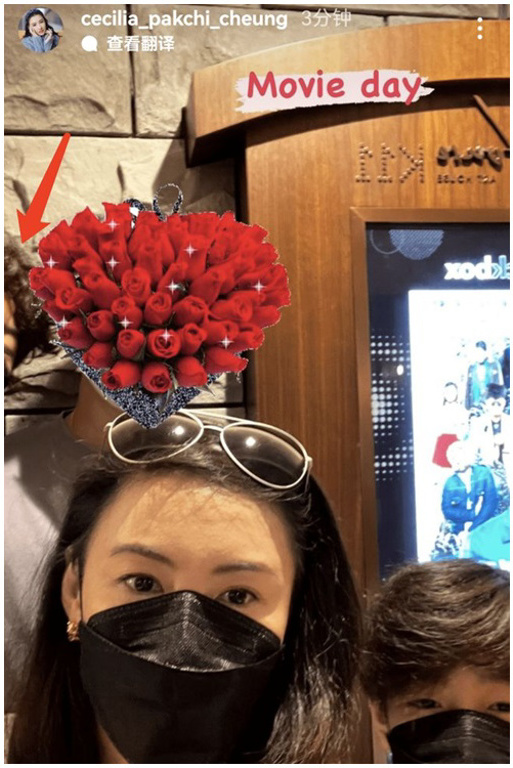 張柏芝與兩個兒子站在戲院裡自拍,有一位神秘男子入鏡,被質疑是第三胎生父。