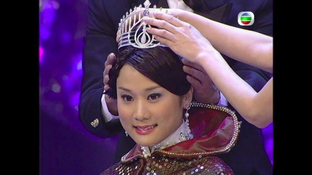 張嘉兒狠被批「豬扒港姐」。