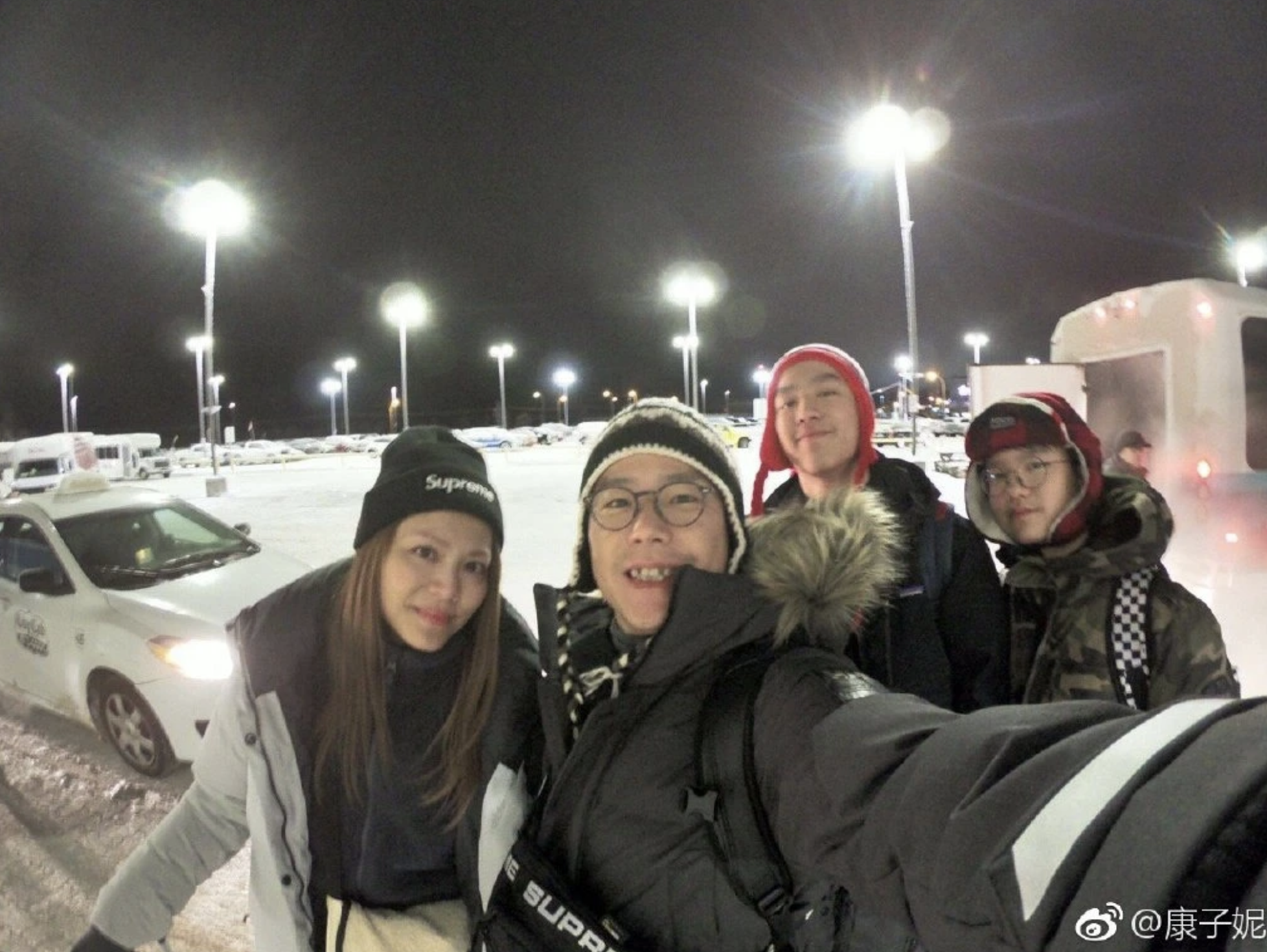 康子妮與林曉峰以往的家庭照